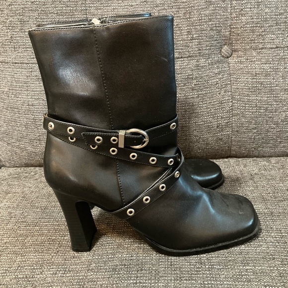 Bongo y2k vintage, like new heeled boots with strap detail. - Picture 3 of 9